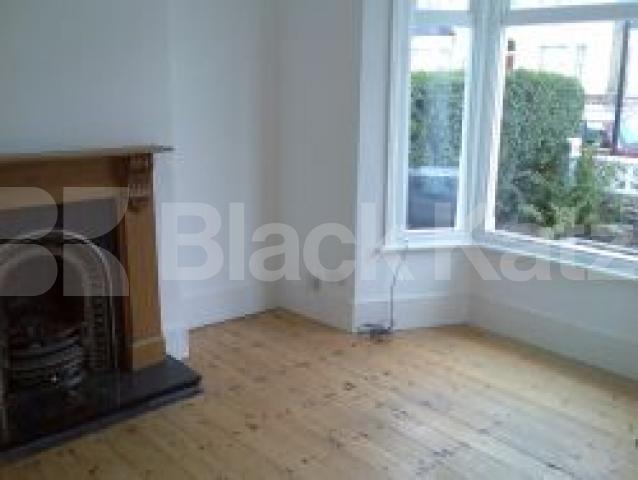 			LARGE HOUSE WITH GARDEN, 4 Bedroom, 1 bath, 1 reception Terraced House			 Glenwood Road, Turnpike Lane  N15