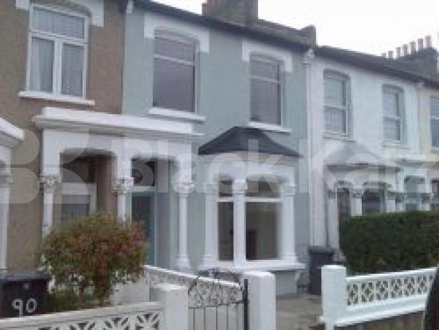 			LARGE HOUSE WITH GARDEN, 4 Bedroom, 1 bath, 1 reception Terraced House			 Glenwood Road, Turnpike Lane  N15