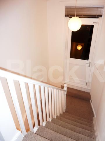 			PRIVATE ROOF TERRACE!, 1 Bedroom, 1 bath, 1 reception Flat			 Lowman Road, HOLLOWAY