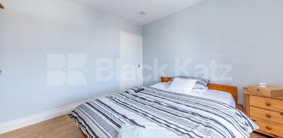 			INCLUDES THE COUNCIL TAX AND WATER RATES!, 2 Bedroom, 1 bath, 1 reception Flat			 Muswell Avenue, Muswell Hill