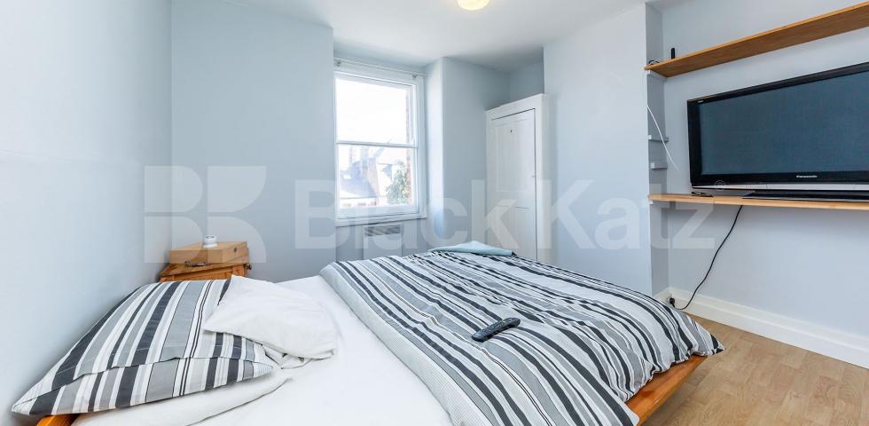 			INCLUDES THE COUNCIL TAX AND WATER RATES!, 2 Bedroom, 1 bath, 1 reception Flat			 Muswell Avenue, Muswell Hill