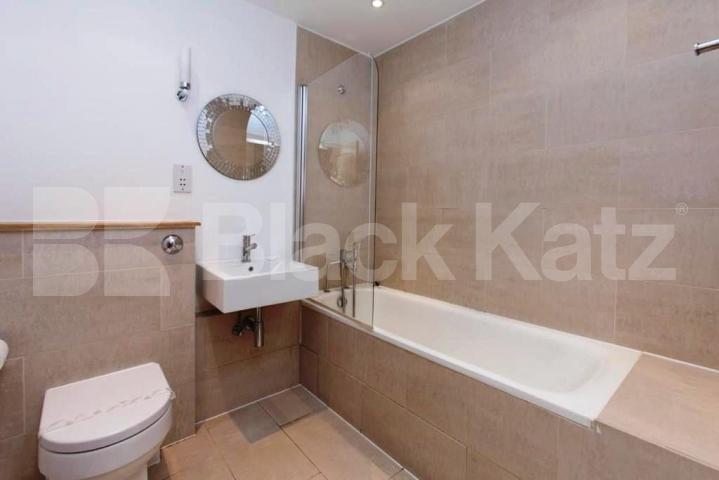 			NEW INSTRUCTION! 3BED 2 BATH!, 3 Bedroom, 1 bath, 1 reception Flat			 Royal College Street, CAMDEN