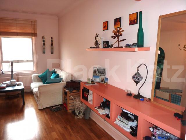 			MUST BE SEEN - ROOF TERRACE!, 1 Bedroom, 1 bath, 1 reception Flat			 Kilburn Lane, QUEENS PARK