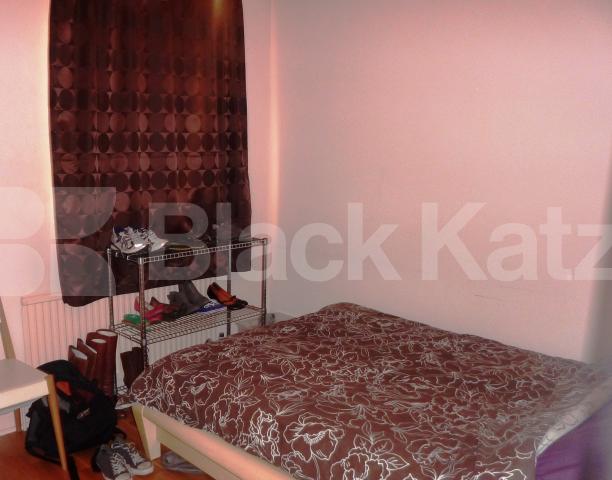 			MUST BE SEEN - ROOF TERRACE!, 1 Bedroom, 1 bath, 1 reception Flat			 Kilburn Lane, QUEENS PARK