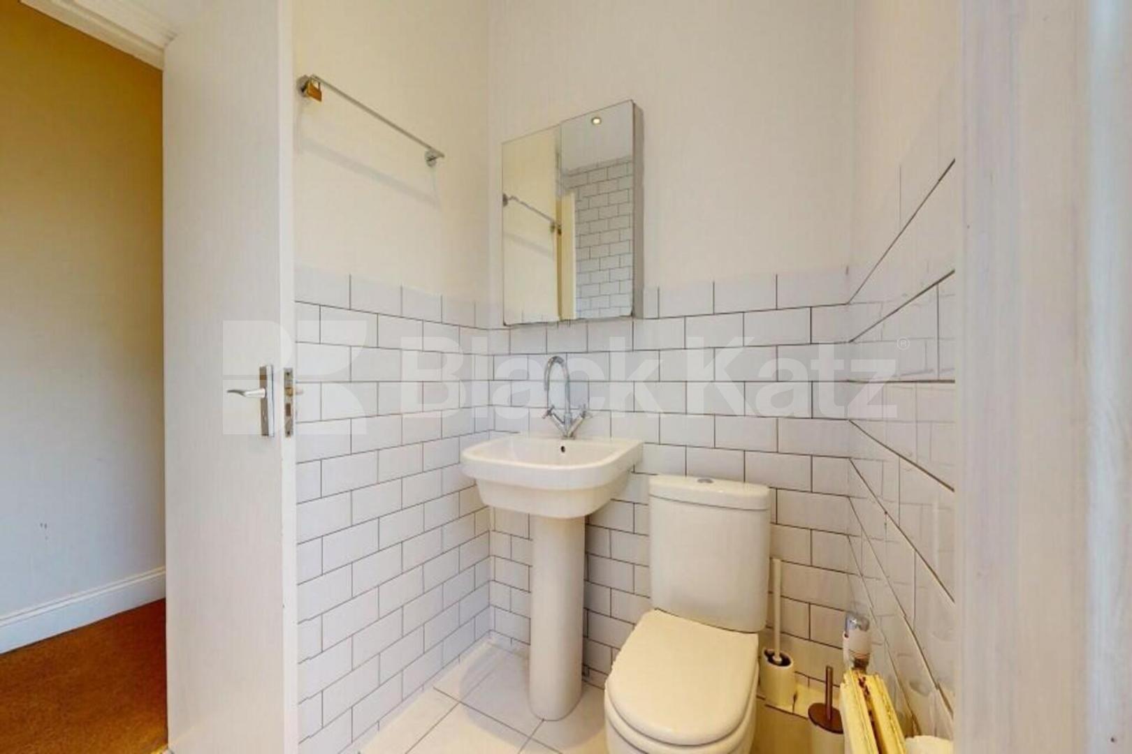 Stylish Split-Level 2-Bed Apartment with Two Baths on Kings Cross Road WC1X Kings Cross Road , Bloomsbury / Kings Cross