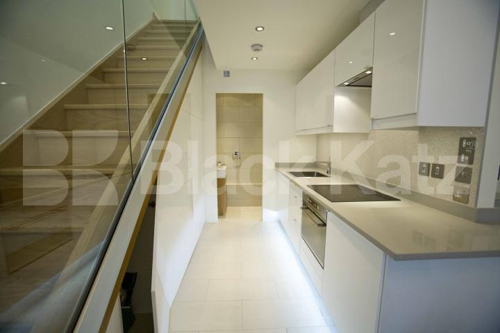 			NEW INSTRUCTION A MUST SEE!!!, 1 Bedroom, 1 bath, 1 reception Mews House			 Leeke Street, KINGS CROSS 