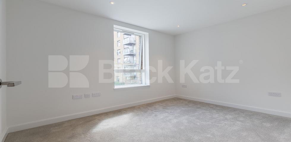 			New Instruction! Private balcony! , 2 Bedroom, 1 bath, 1 reception Apartment			 Smithfield Square , Crouch End / Hornsey