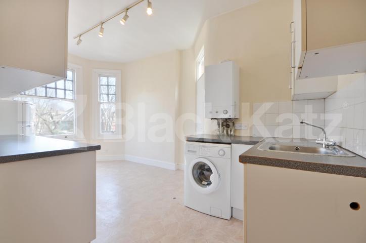 			Large Property !, 2 Bedroom, 1 bath, 1 reception Flat			 Fortis Green Road, Muswell Hill