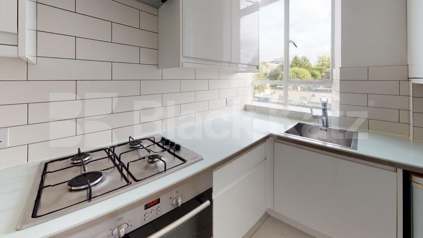 Bright Studio with Private Balcony in Prime NW8 Location Northwick Terrace, St Johns Wood