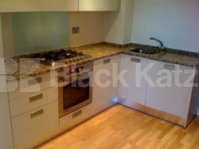 			MUST SEE !!, 2 Bedroom, 1 bath, 1 reception Flat			 Enfield Road, ISLINGTON