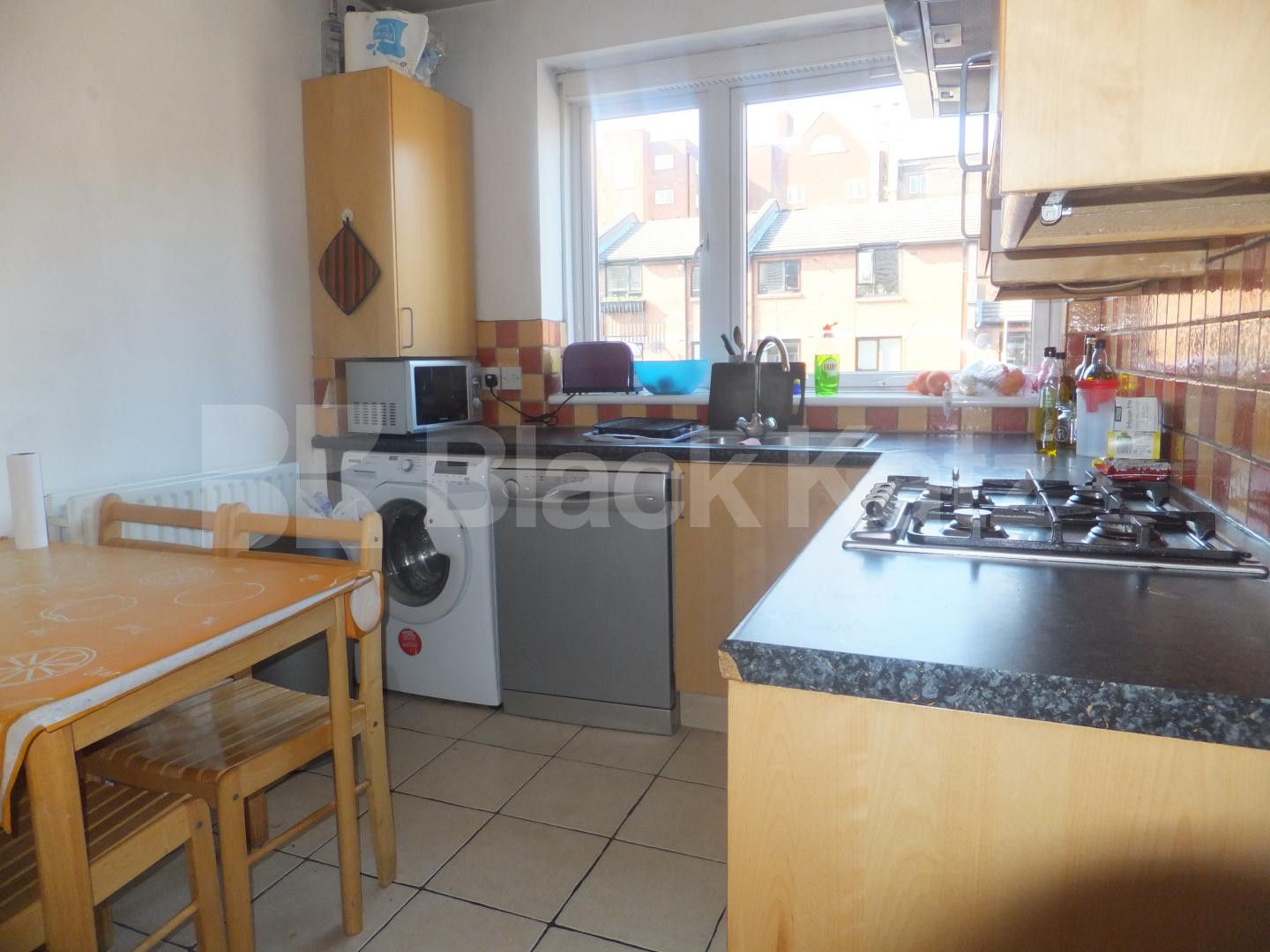 			UNDER OFFER, 3 Bedroom, 1 bath, 1 reception Flat			 Scotts Court, Scotts Road, Shepherds Bush