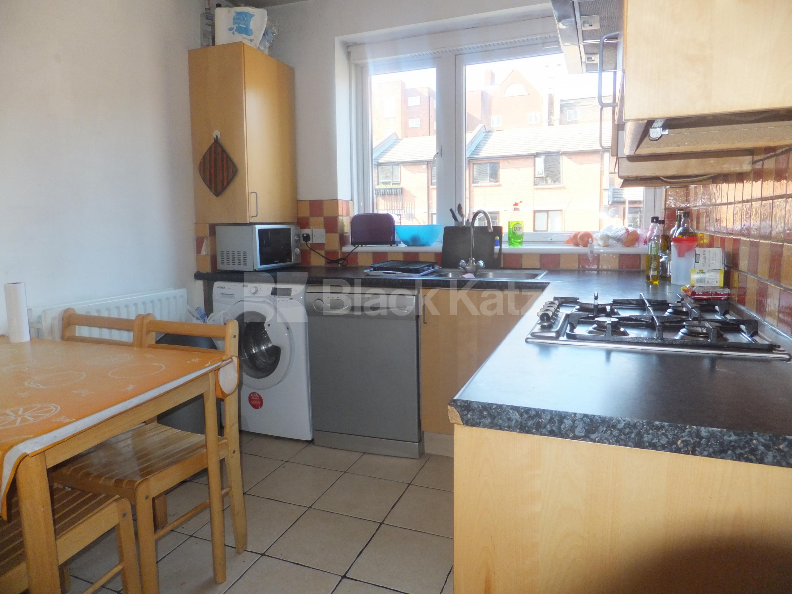			UNDER OFFER, 3 Bedroom, 1 bath, 1 reception Flat			 Scotts Court, Scotts Road, Shepherds Bush W12