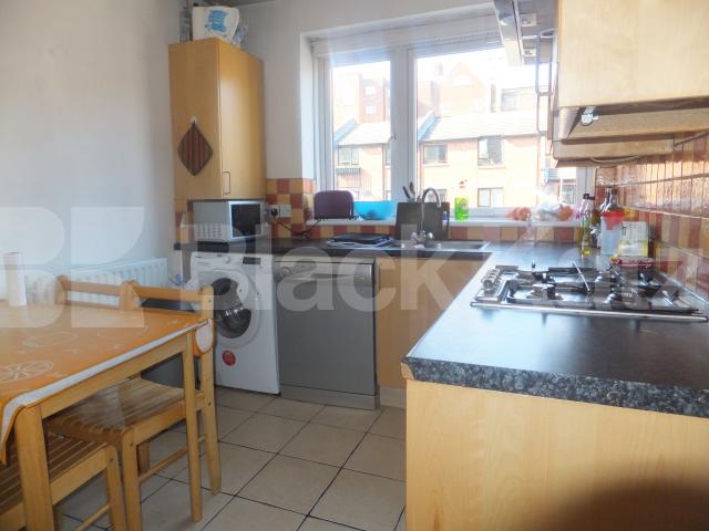 			UNDER OFFER, 3 Bedroom, 1 bath, 1 reception Flat			 Scotts Court, Scotts Road, Shepherds Bush