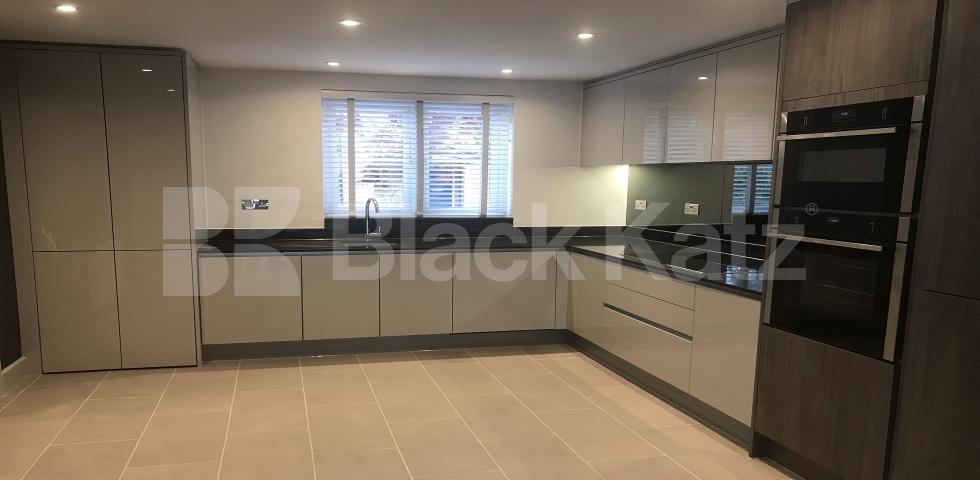 			NEW INSTRUCTION, 4 Bedroom, 1 bath, 1 reception Mews House			 Rodenhurst Road, Clapham South