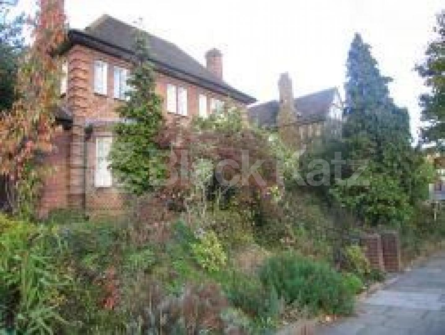 			3 Bedroom, 1 bath, 1 reception Flat			 Lyttleton Road, EAST FINCHLEY  N2