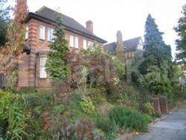 			3 Bedroom, 1 bath, 1 reception Flat			 Lyttleton Road, EAST FINCHLEY  N2