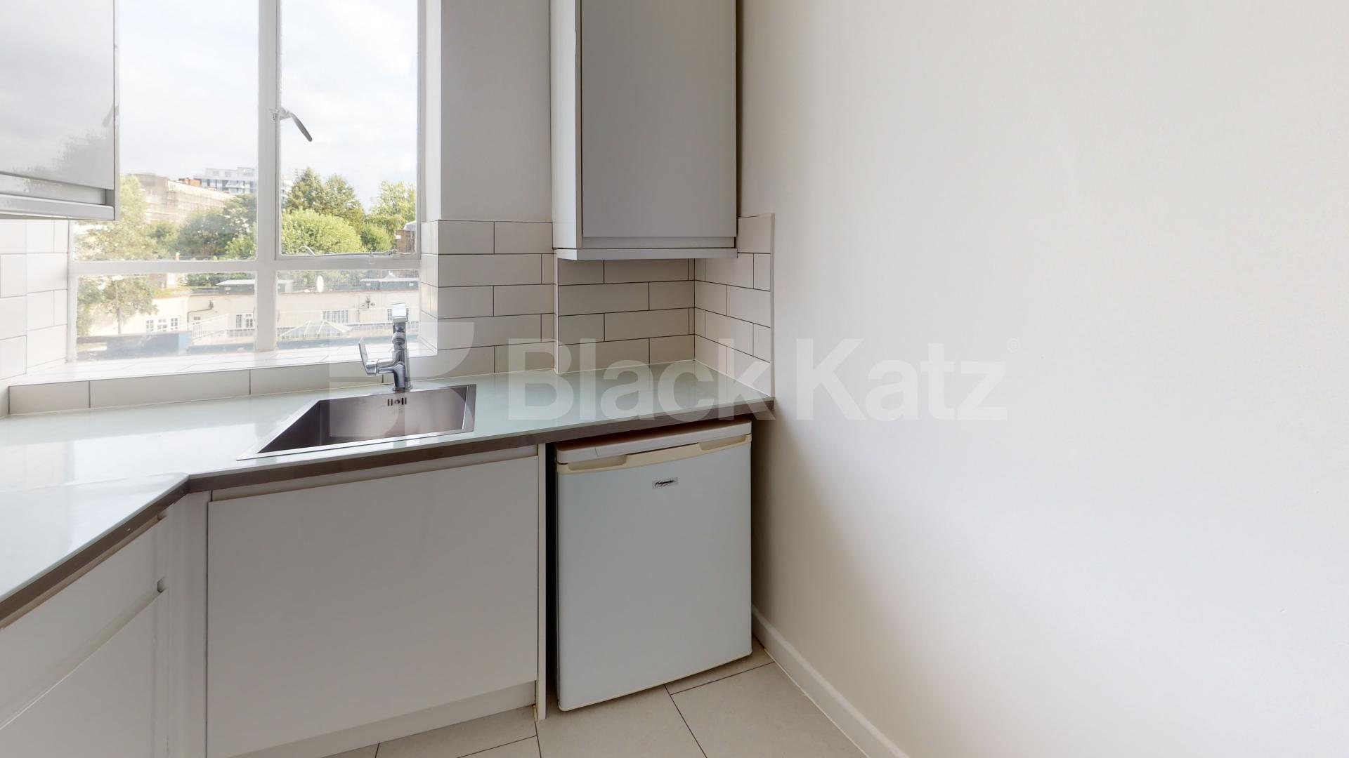 Bright Studio with Private Balcony in Prime NW8 Location Northwick Terrace, St Johns Wood