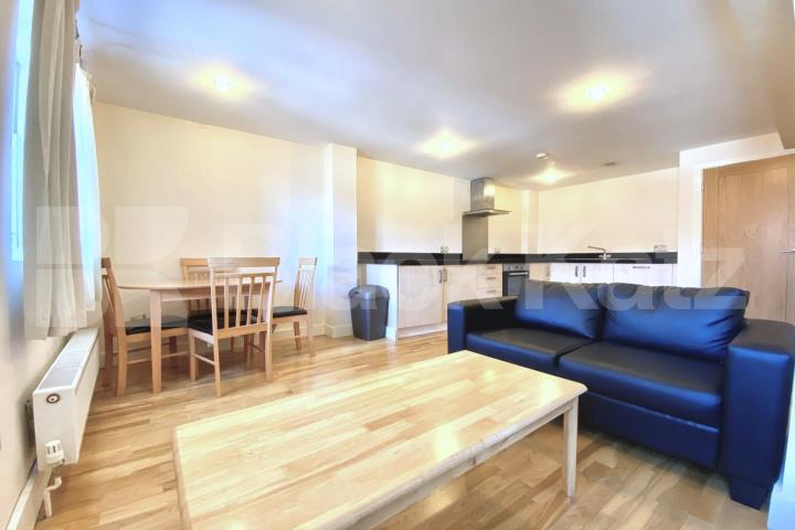 Located In only a 5 minute walk to Angel Station and the vibrant Upper Street Chapel Market, Angel