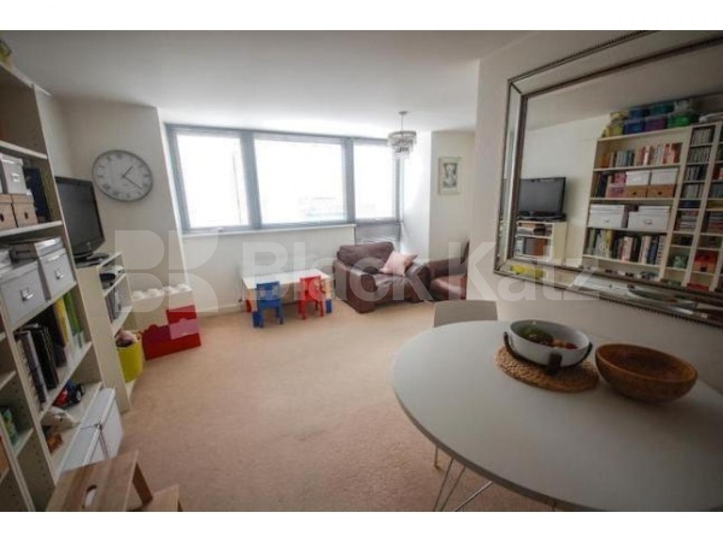 			PRIVATE ALLOCATED CAR PARK SPACE!, 1 Bedroom, 1 bath, 1 reception Flat			 Tollington Way, HOLLOWAY