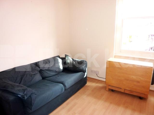			Location flat / Ideal for Students / Available May-June, 2 Bedroom, 1 bath, 1 reception Flat			 Carburton Street, WARREN STREET