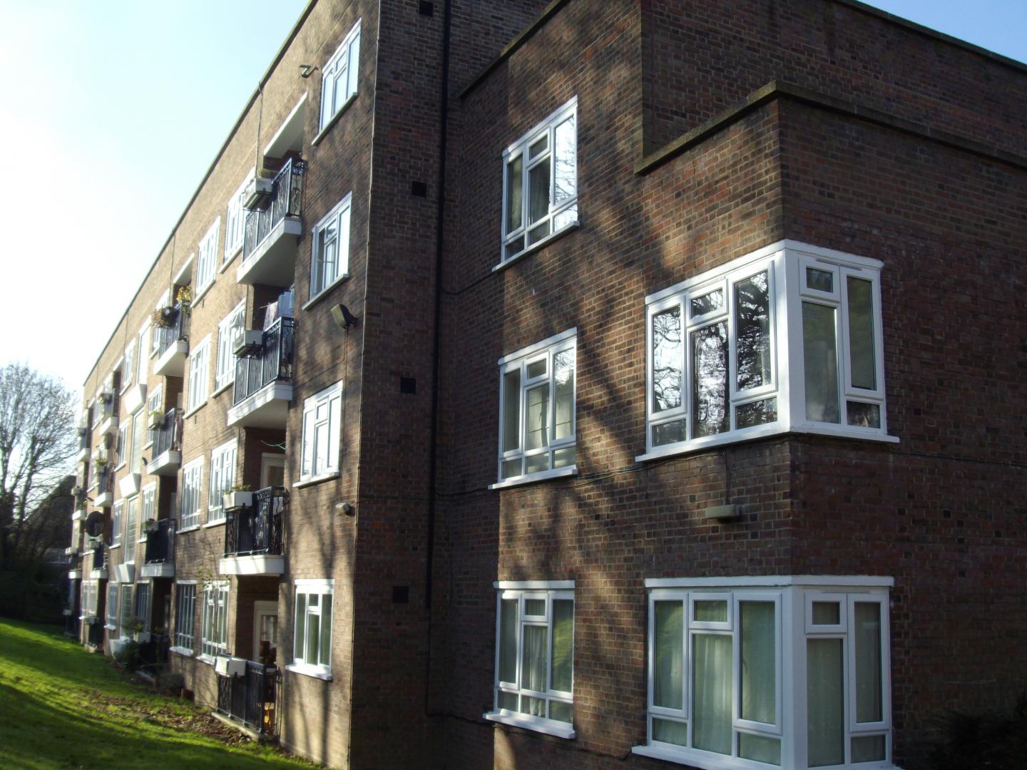 			3 Bedroom, 1 bath, 1 reception Flat			 Lyndale, FINCHLEY ROAD/FORTUNE GREEN