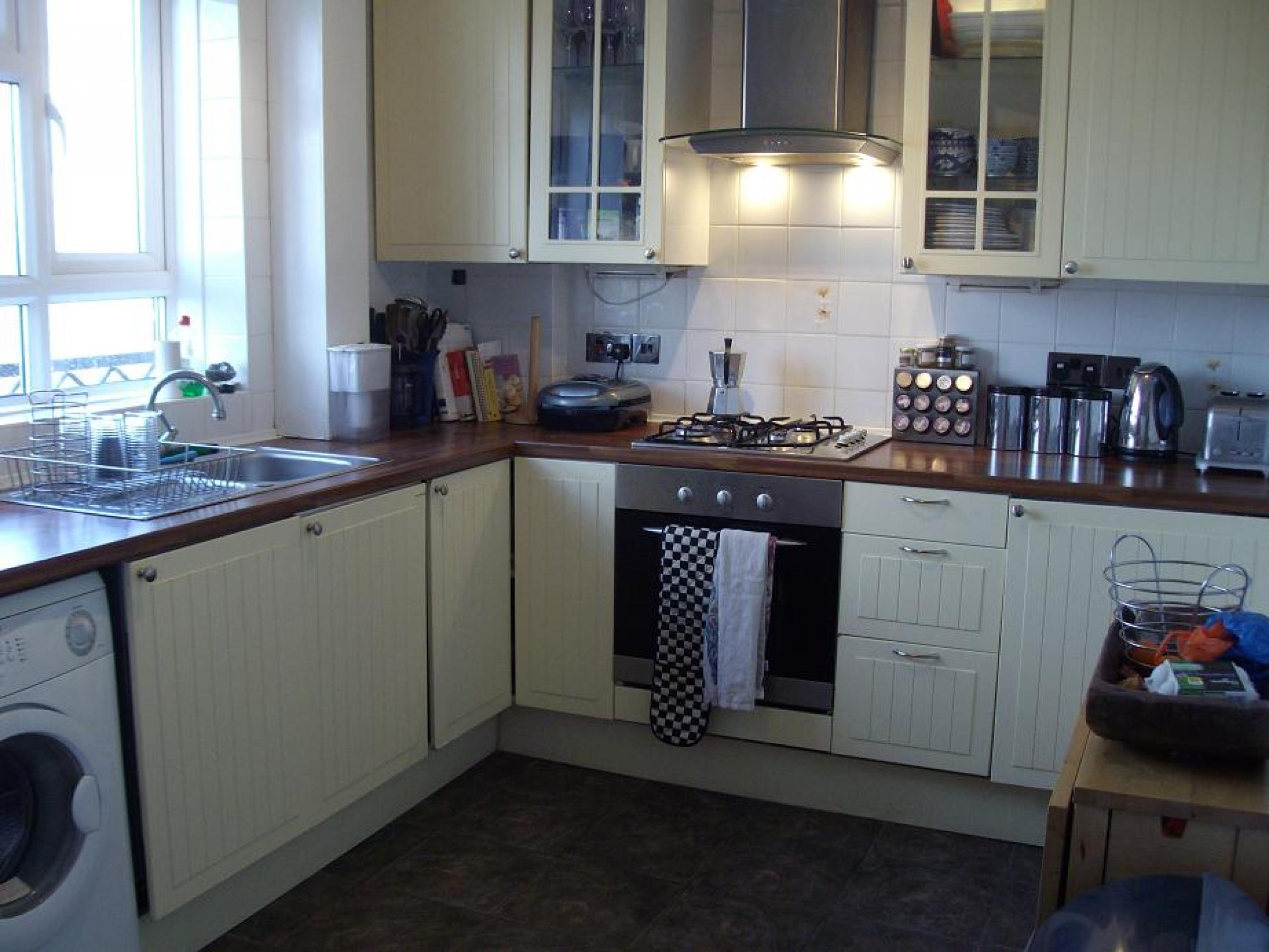 			3 Bedroom, 1 bath, 1 reception Flat			 Lyndale, FINCHLEY ROAD/FORTUNE GREEN NW2