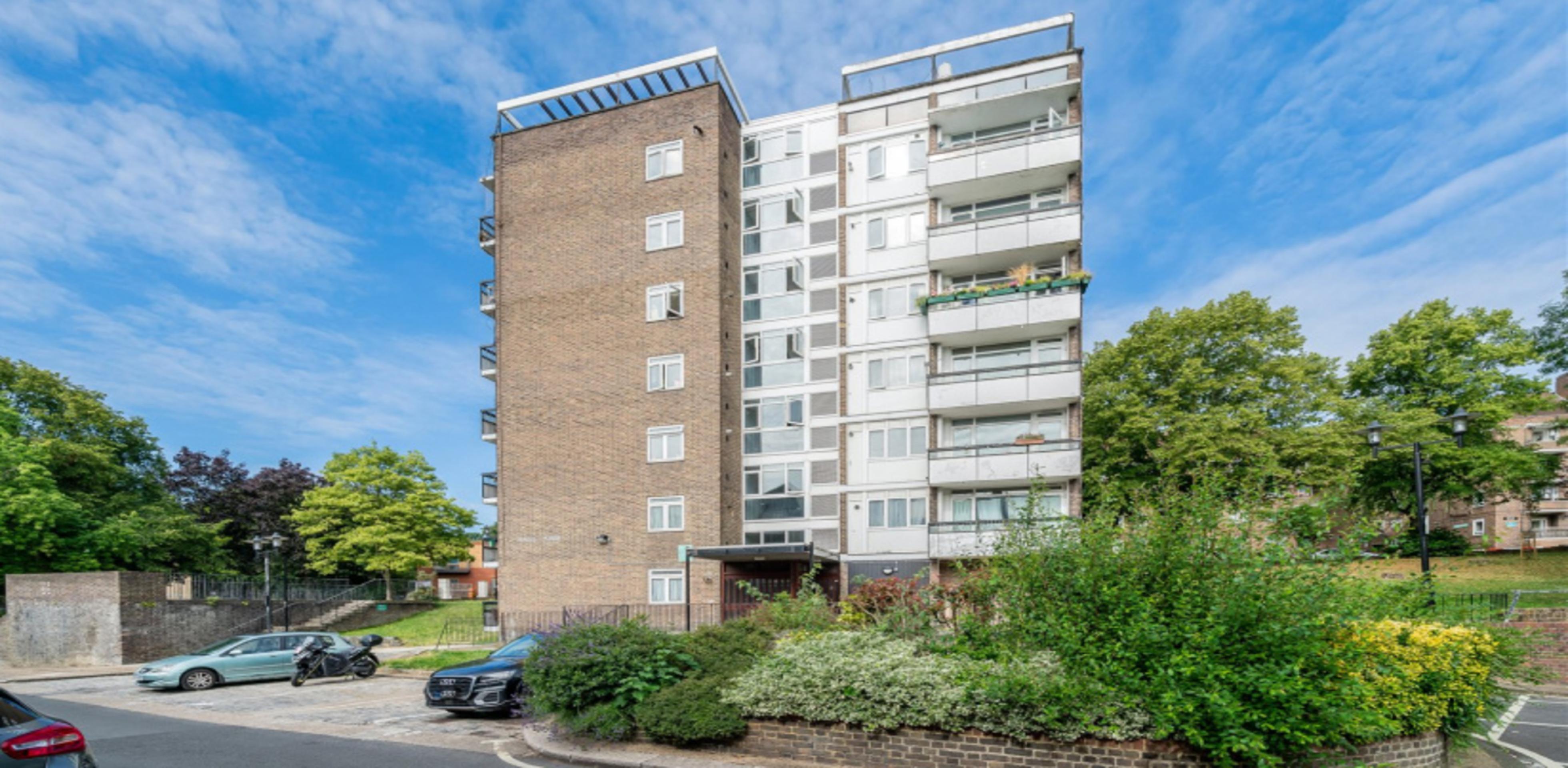 			2 Bedroom, 1 bath, 1 reception Flat			 Maitland Park Road, CHALK FARM NW3 NW3