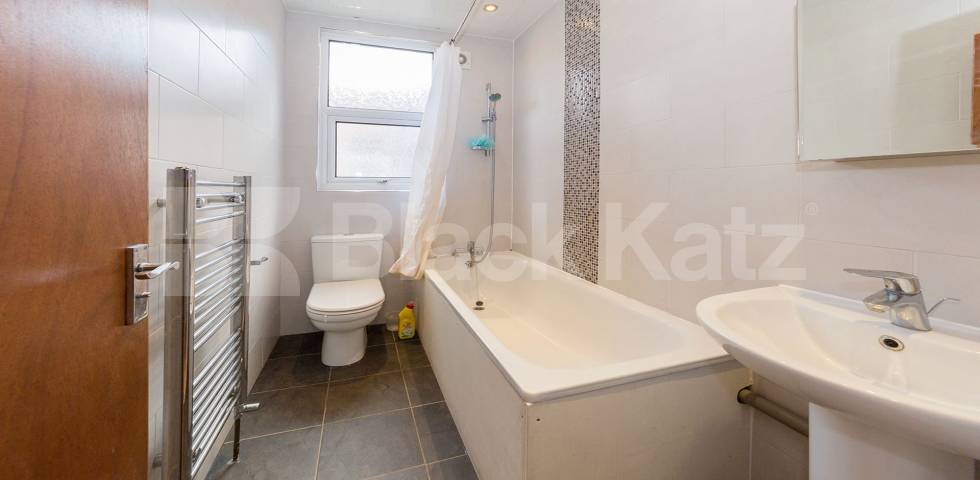 A bright and well-presented furnished studio apartment available to rent on Dartmouth Road, NW2 Dartmouth Road, London, NW2,  London