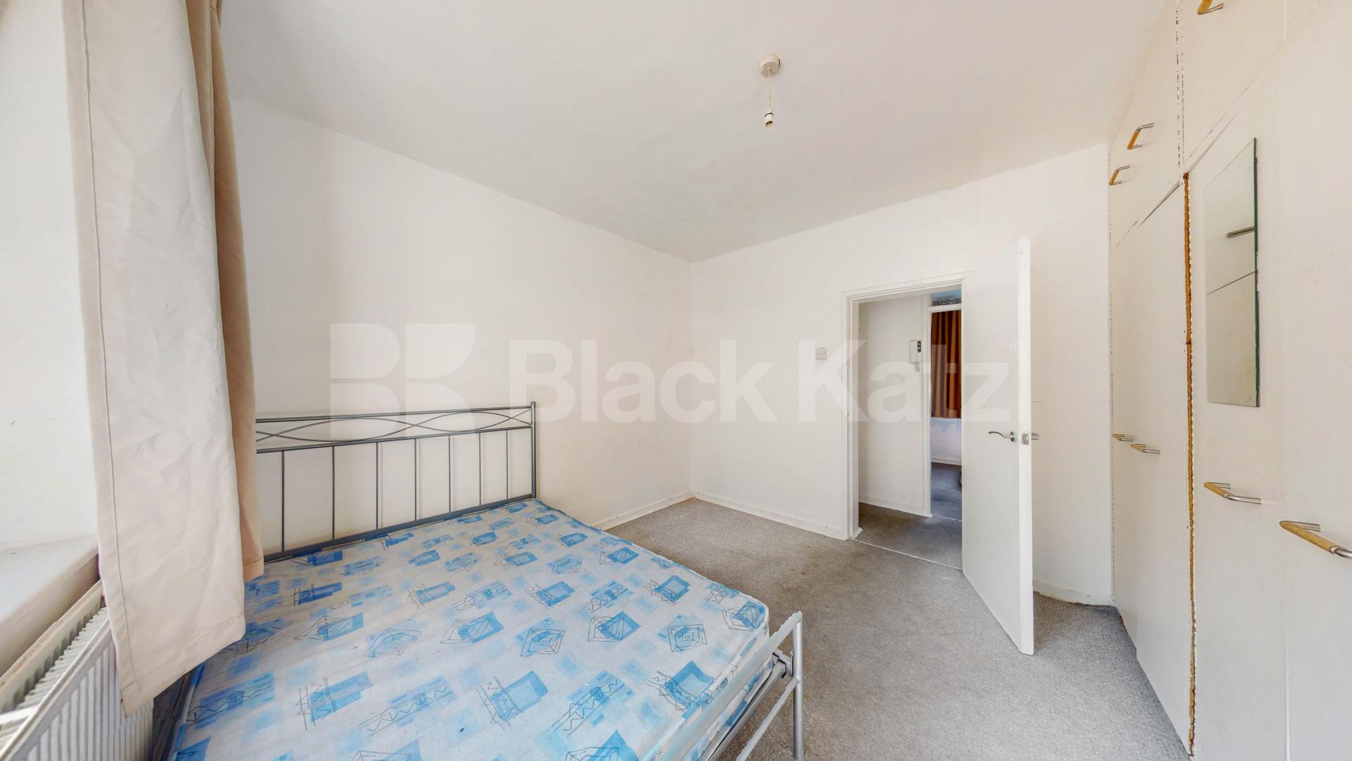 Spacious three bed with good size lounge in St Johns Wood Boundary Road, St Johns Wood