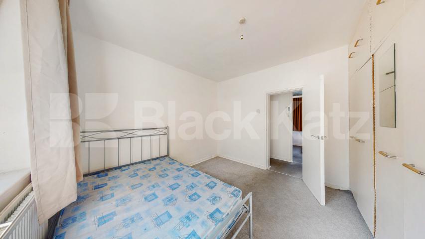 Spacious three bed with good size lounge in St Johns Wood Boundary Road, St Johns Wood