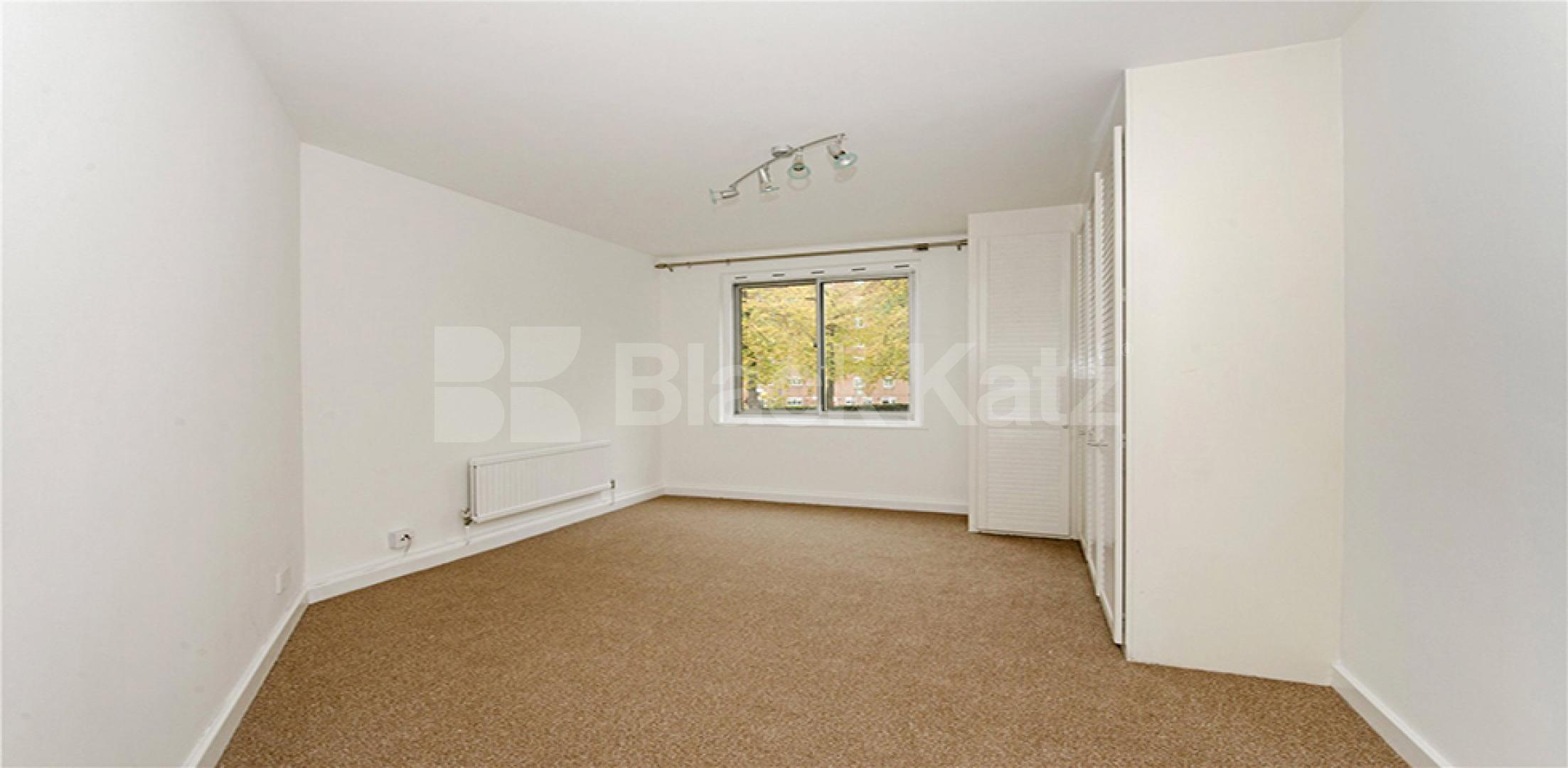 			3 BED WITH TERRACE!, 3 Bedroom, 1 bath, 1 reception Flat			 Oakley Square, CAMDEN / MORNINGTON CRESCENT