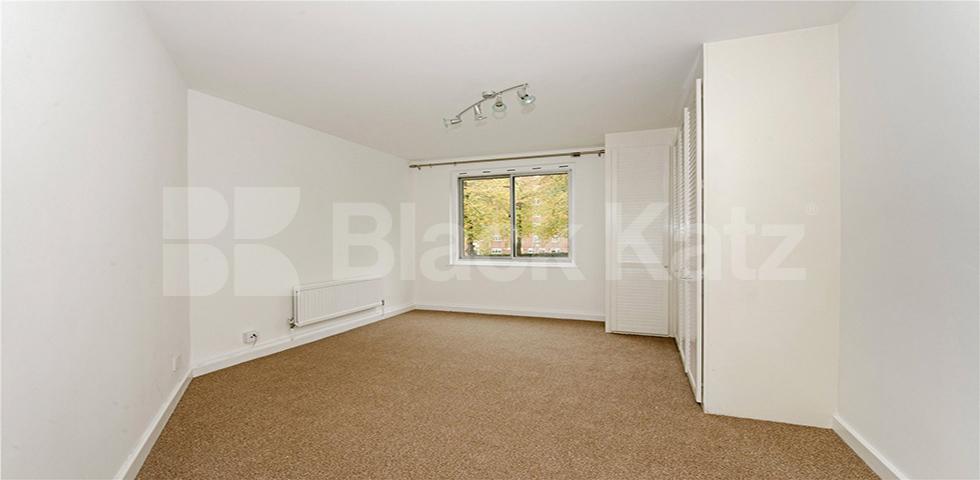 			3 BED WITH TERRACE!, 3 Bedroom, 1 bath, 1 reception Flat			 Oakley Square, CAMDEN / MORNINGTON CRESCENT