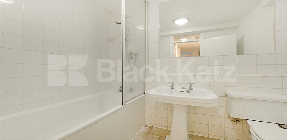 			3 BED WITH TERRACE!, 3 Bedroom, 1 bath, 1 reception Flat			 Oakley Square, CAMDEN / MORNINGTON CRESCENT