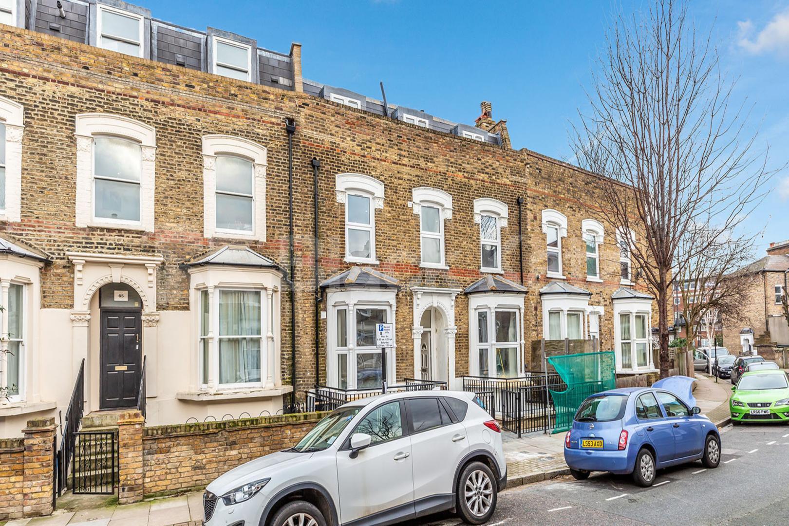split over 2 floors a spacious 4 bedroom with modern fixtures. Foulden Road, Stoke Newington