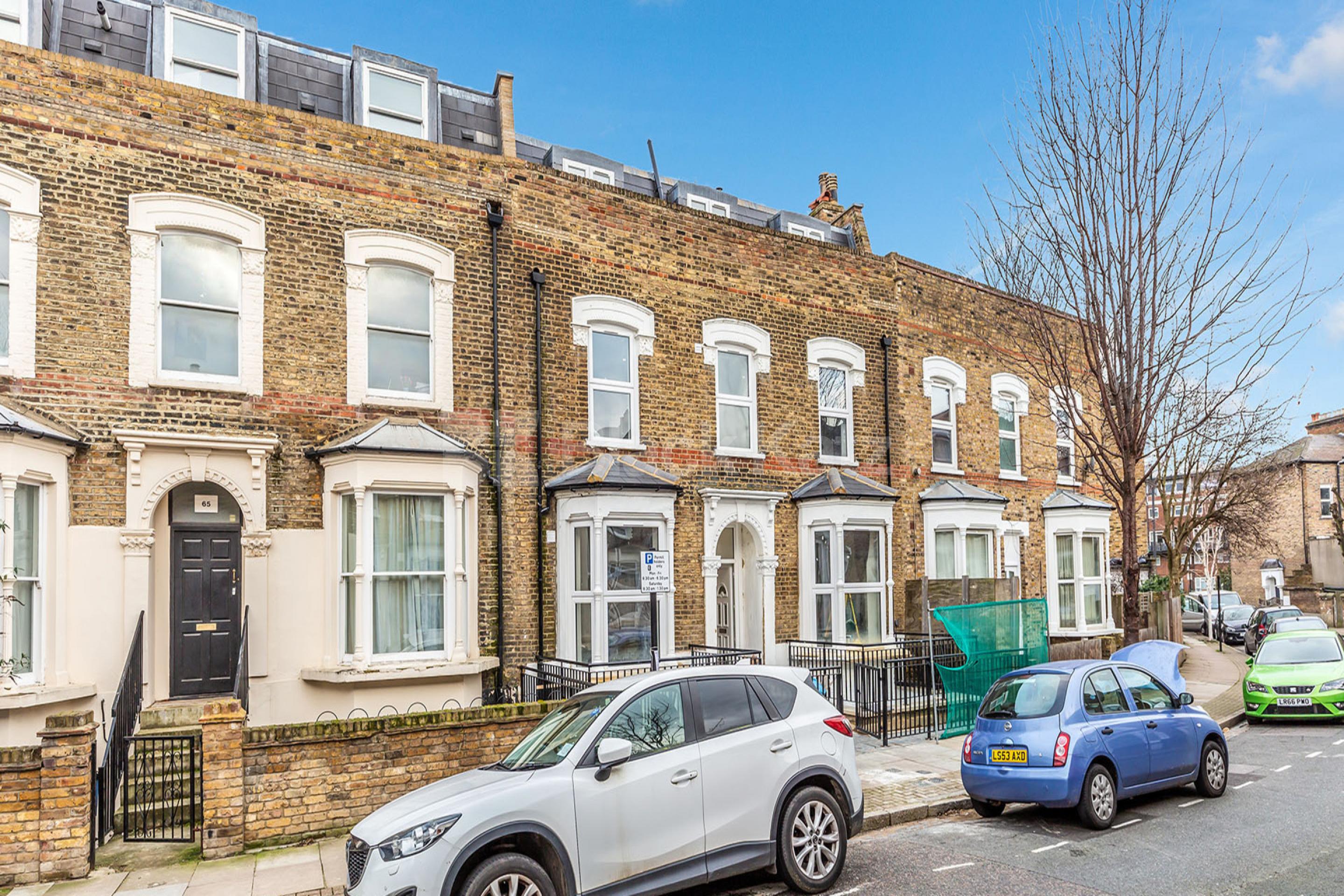 split over 2 floors a spacious 4 bedroom with modern fixtures. Foulden Road, Stoke Newington N16