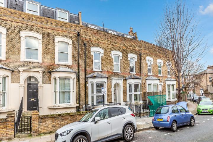 split over 2 floors a spacious 4 bedroom with modern fixtures. Foulden Road, Stoke Newington