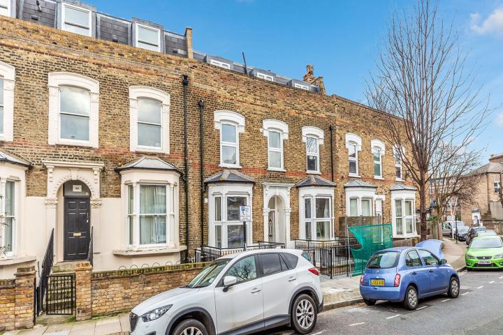 split over 2 floors a spacious 4 bedroom with modern fixtures. Foulden Road, Stoke Newington