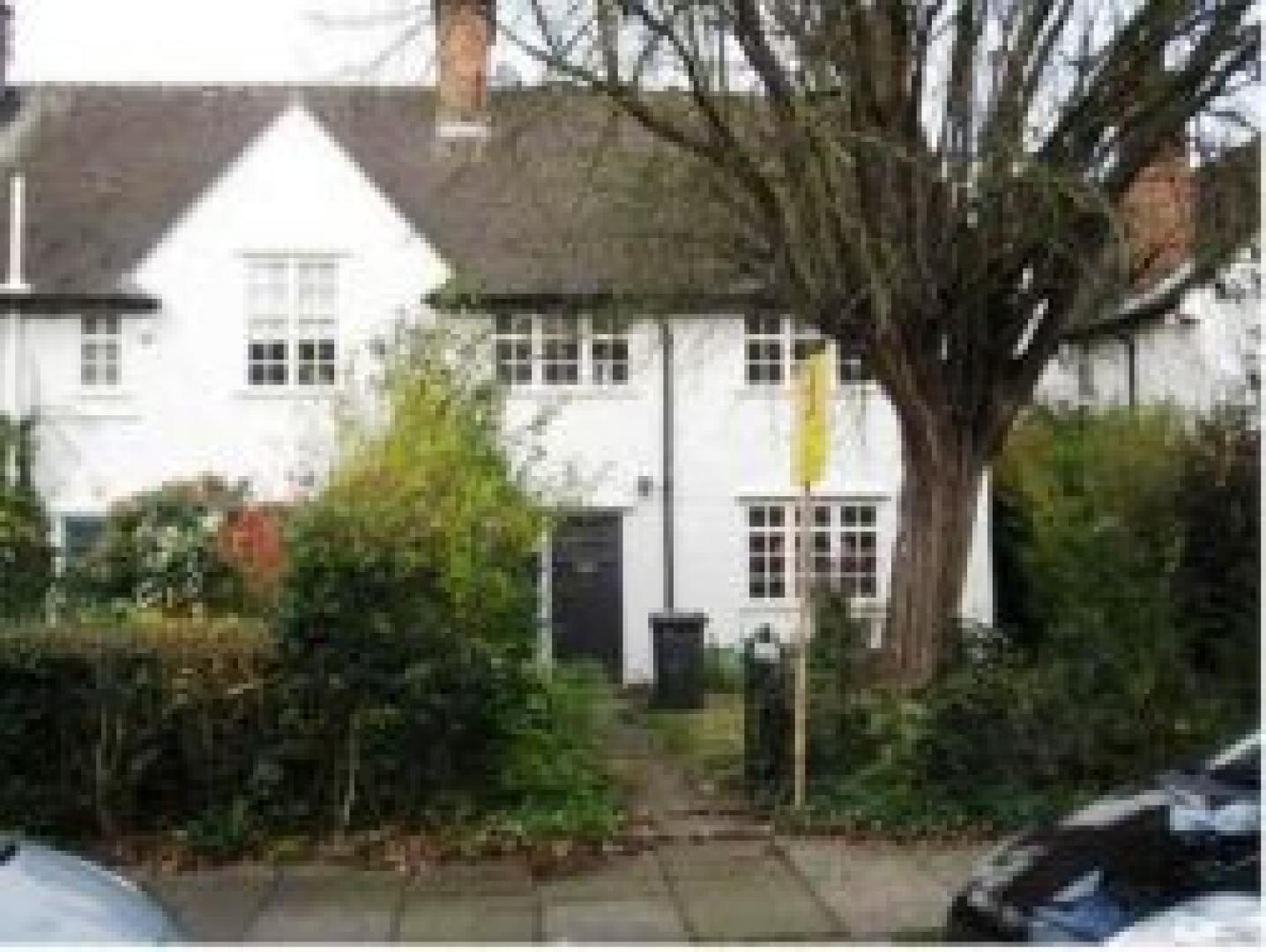 			3 Bedroom, 1 bath, 1 reception Flat			 Oakwood Road, GOLDERS GREEN/HAMPSTEAD GARDEN SUBURBS