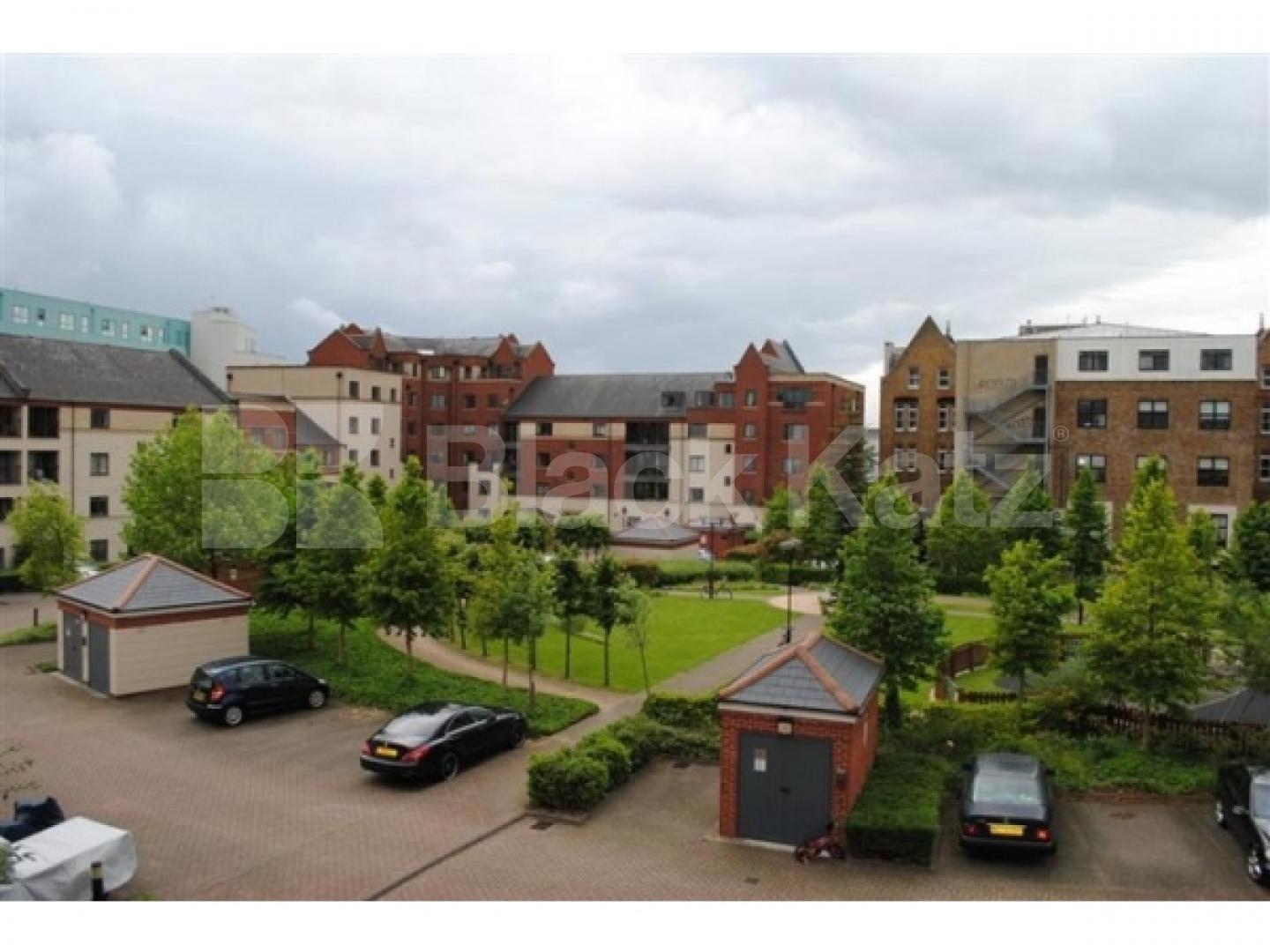 			PRIVATE ALLOCATED CAR PARK SPACE!, 1 Bedroom, 1 bath, 1 reception Flat			 Tollington Way, HOLLOWAY