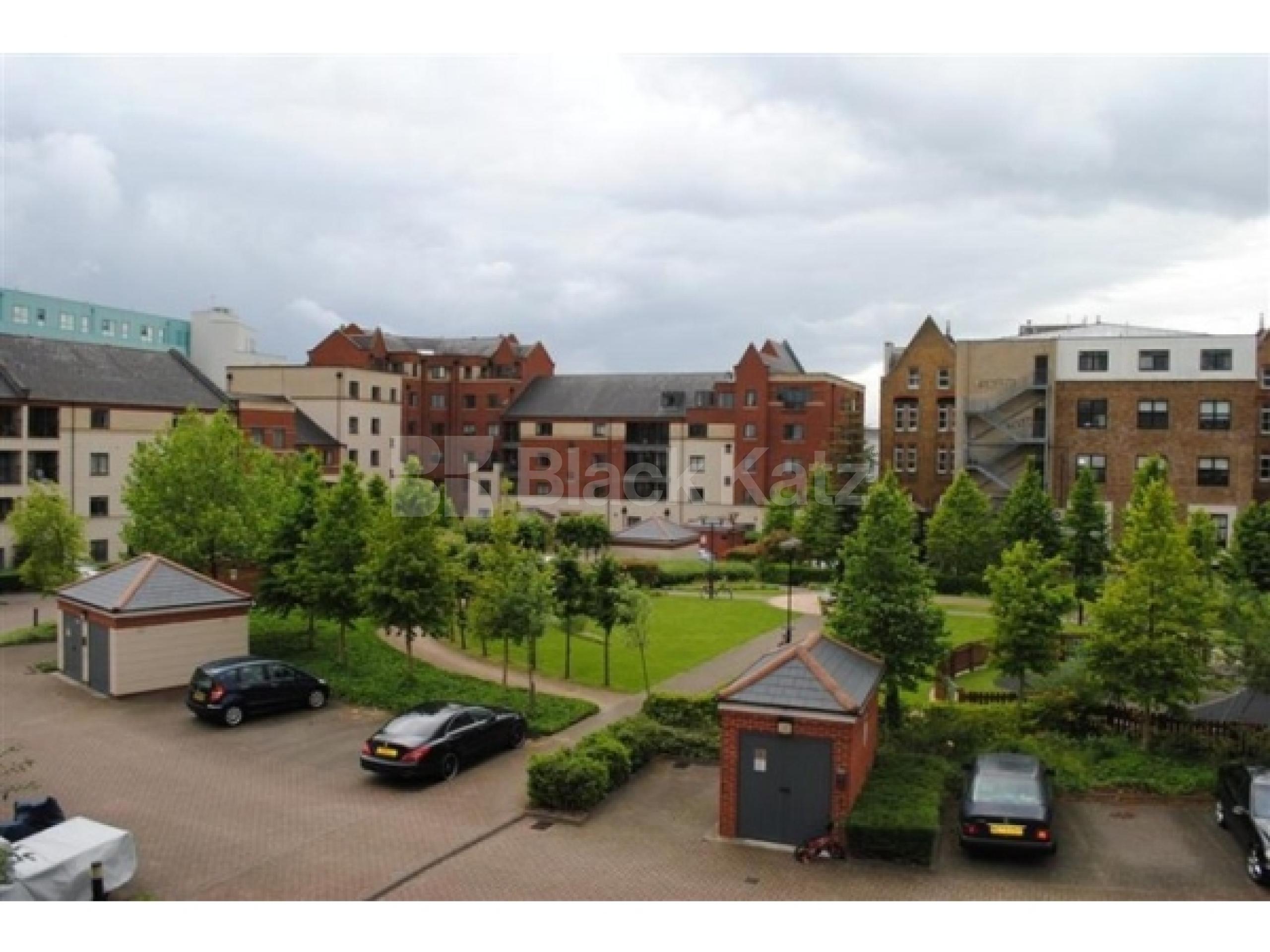 			PRIVATE ALLOCATED CAR PARK SPACE!, 1 Bedroom, 1 bath, 1 reception Flat			 Tollington Way, HOLLOWAY N7