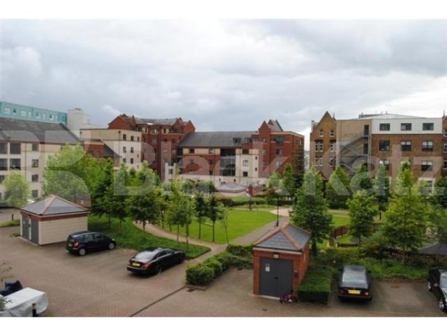 			PRIVATE ALLOCATED CAR PARK SPACE!, 1 Bedroom, 1 bath, 1 reception Flat			 Tollington Way, HOLLOWAY