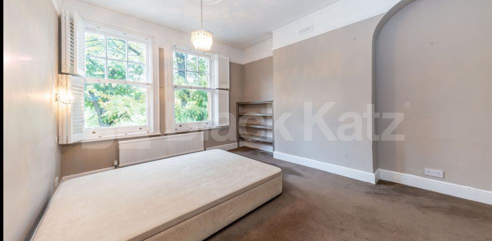 			WHOLE HOUSE WITH A GARDEN, 4 Bedroom, 1 bath, 1 reception House			 Chase Side, Enfield