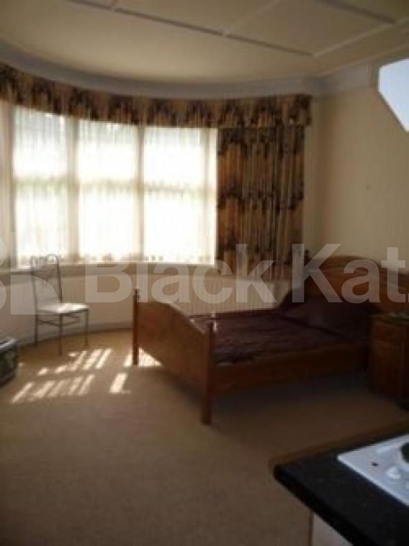 			Studio Apartment, 1 bath, 1 reception Flat			 Great North Road, HIGHGATE