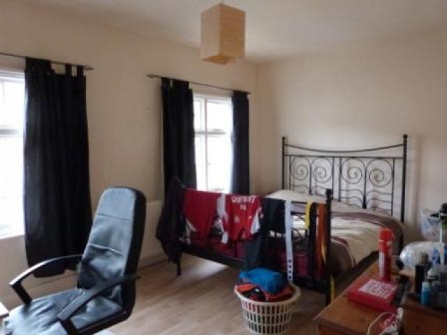 			Private garden, 3 Bedroom, 1 bath, 1 reception House			 Trinity Road, EAST FINCHLEY