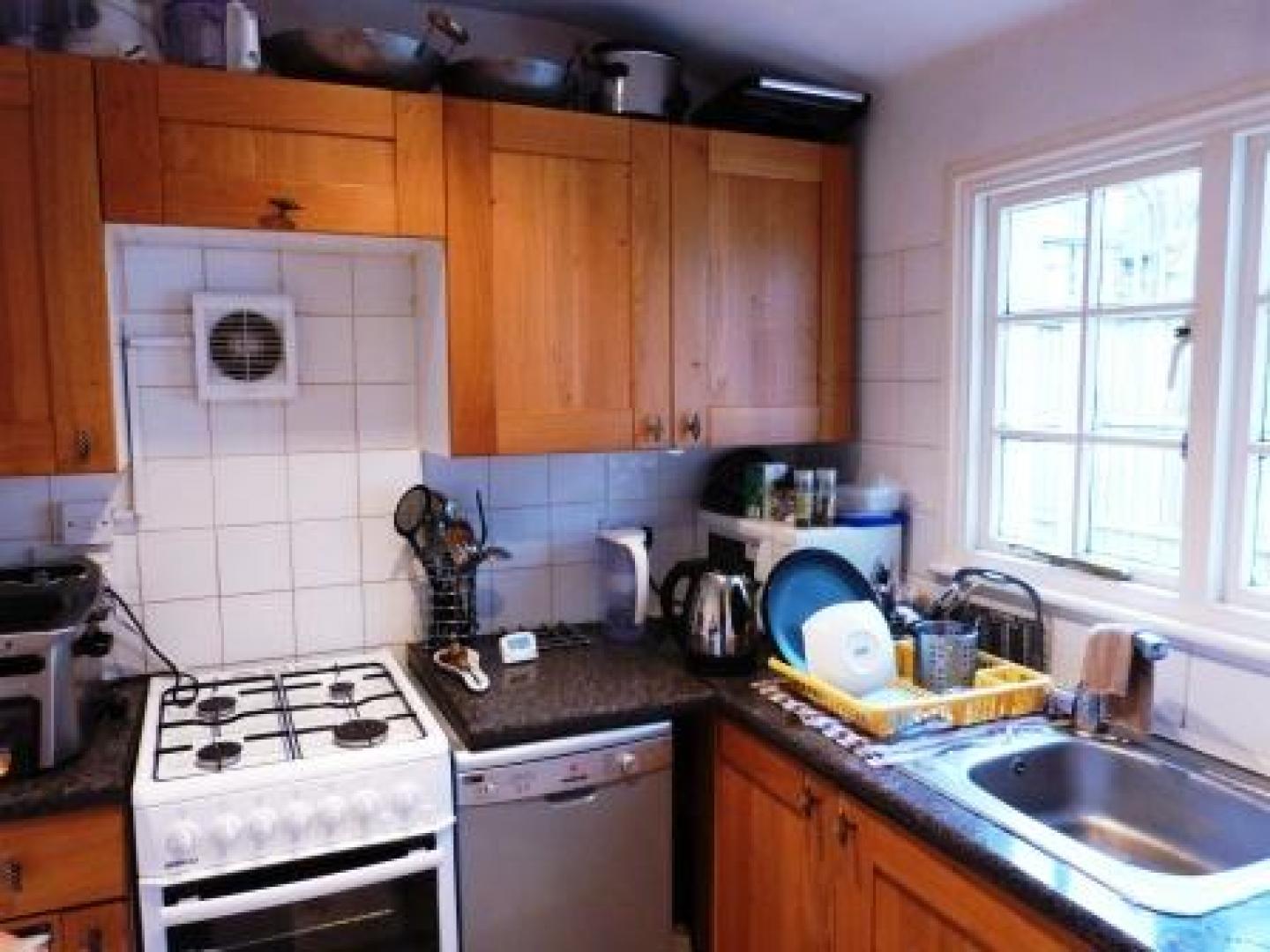 			Private garden, 3 Bedroom, 1 bath, 1 reception House			 Trinity Road, EAST FINCHLEY