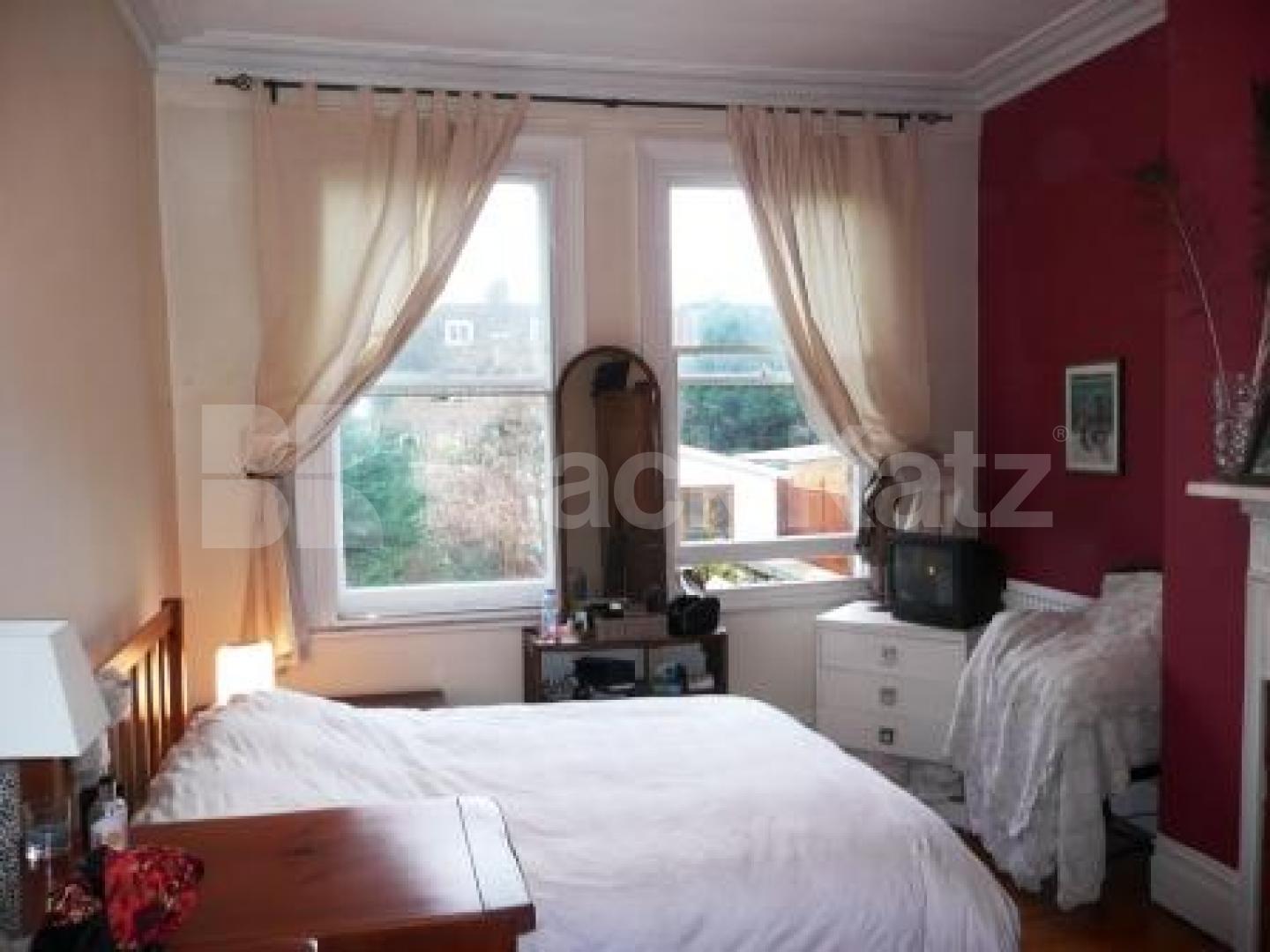 			NEW INSTRUCTION!, 3 Bedroom, 1 bath, 1 reception House			 Grosvenor Road, Finchley Central