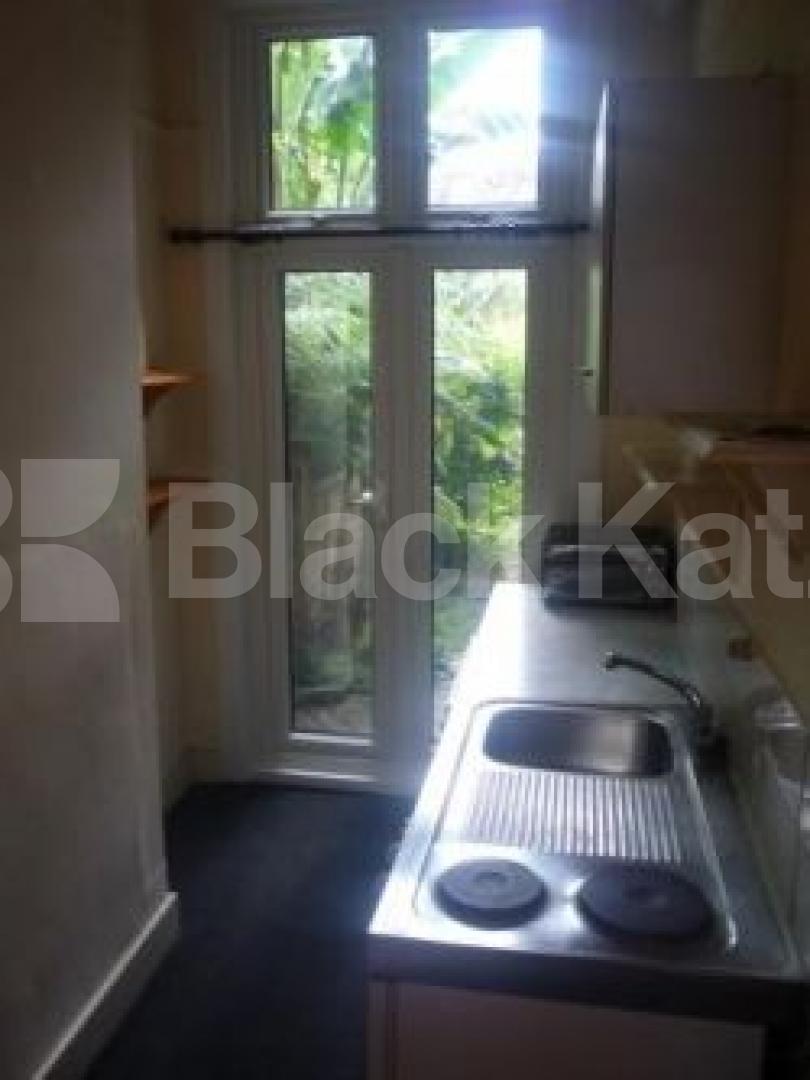 			LET!, Studio Apartment, 1 bath, 1 reception Studio			 Raleigh Road, HORNSEY