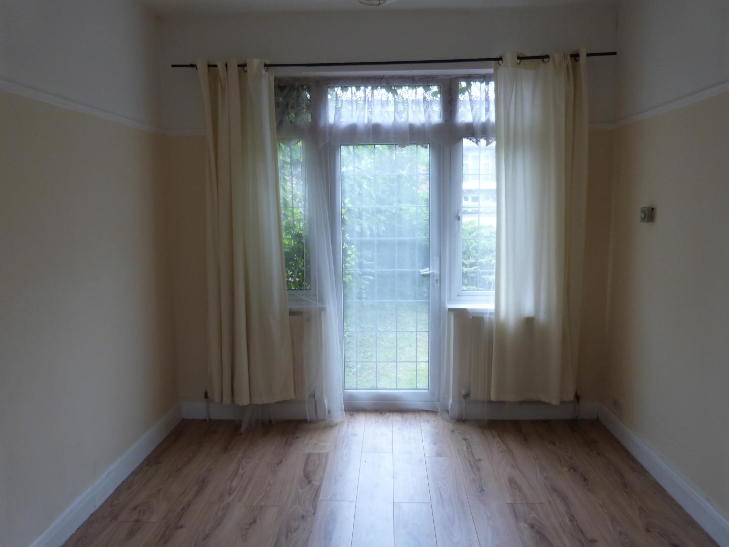 			PERFECT FOR MIDDLESEX STUDENTS!, 4 Bedroom, 1 bath, 1 reception House			 Newark Way, HENDON/MIDDLESEX UNI