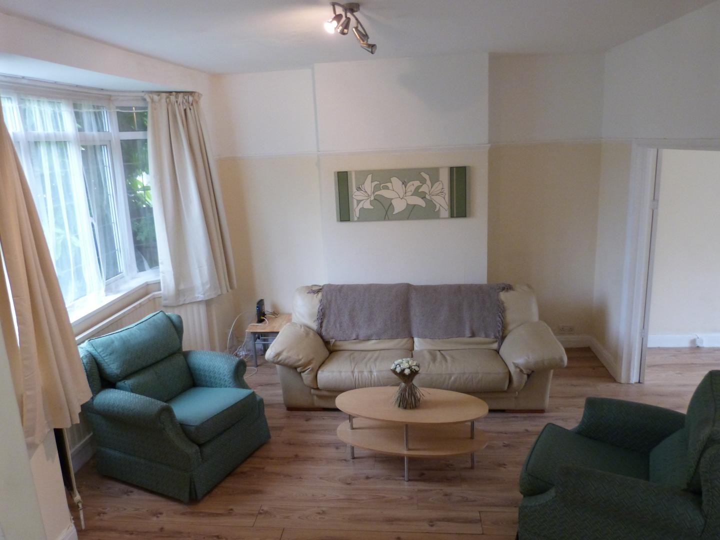 			PERFECT FOR MIDDLESEX STUDENTS!, 4 Bedroom, 1 bath, 1 reception House			 Newark Way, HENDON/MIDDLESEX UNI