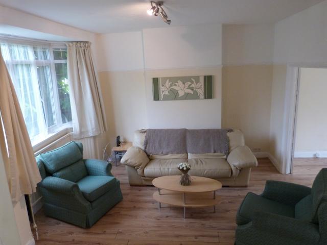 			PERFECT FOR MIDDLESEX STUDENTS!, 4 Bedroom, 1 bath, 1 reception House			 Newark Way, HENDON/MIDDLESEX UNI